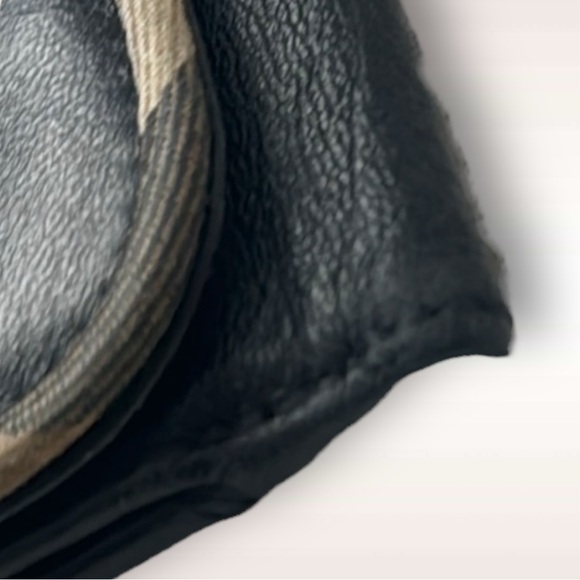 BURBERRY VTG Black Leather Bifold wallet With Classic trim, Snap closure! - Picture 13 of 16